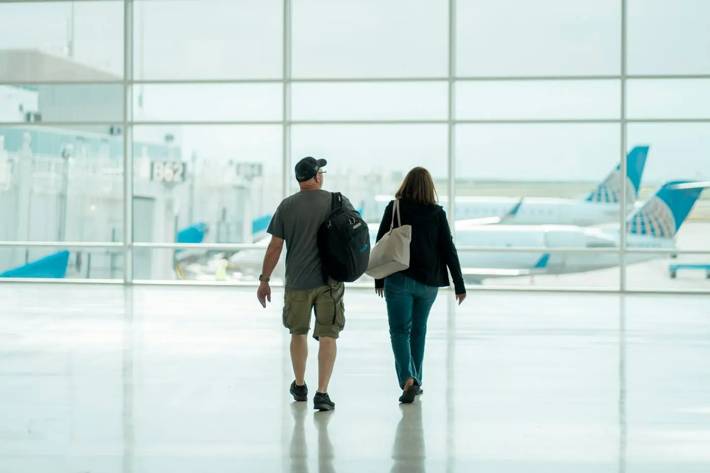Viaggiatori nel terminal di un aeroporto