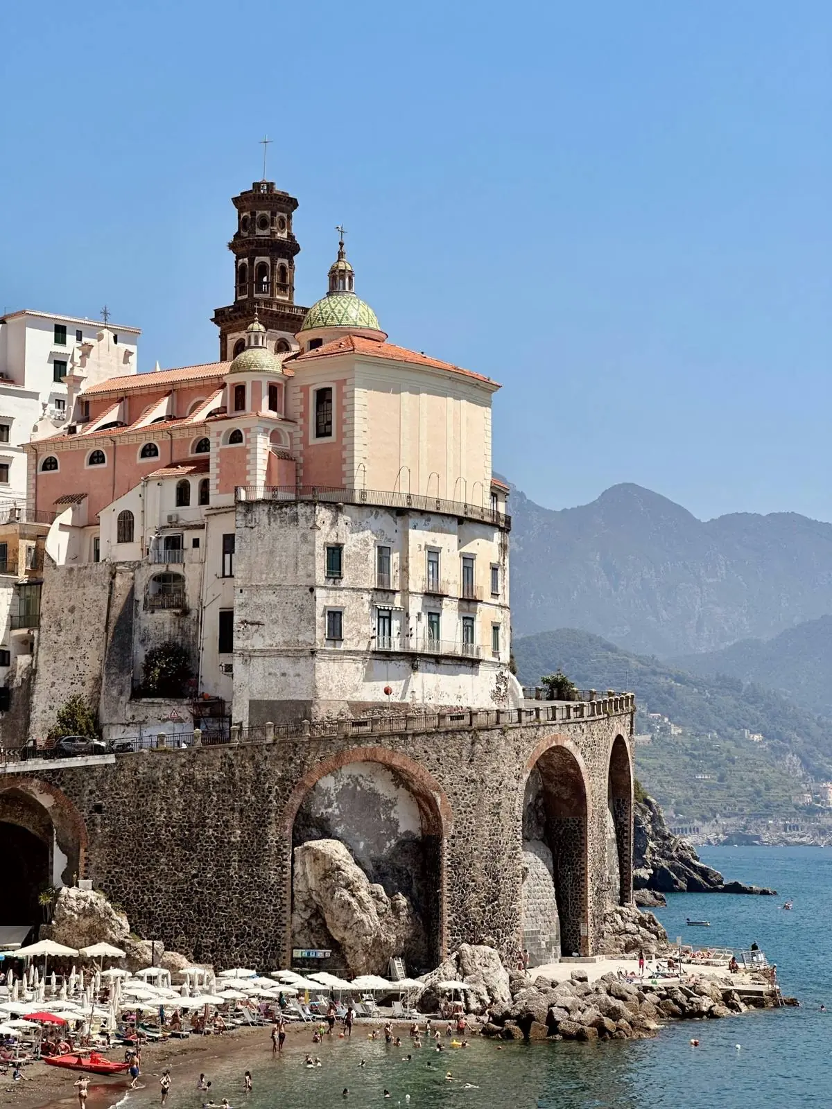 La chiesa di Atrani sopra la spiaggia