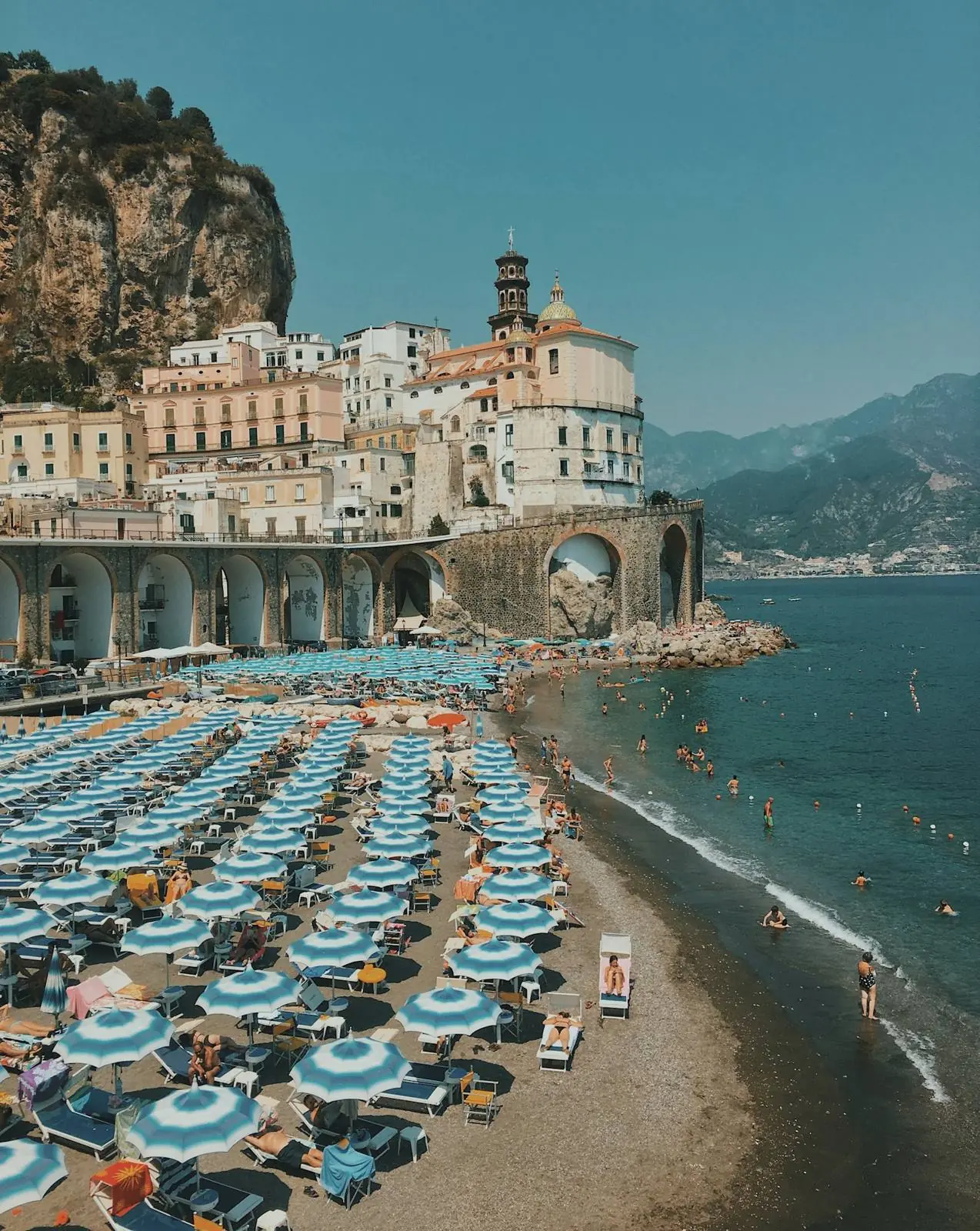 La spiaggia di Atrani con gli ombrelloni