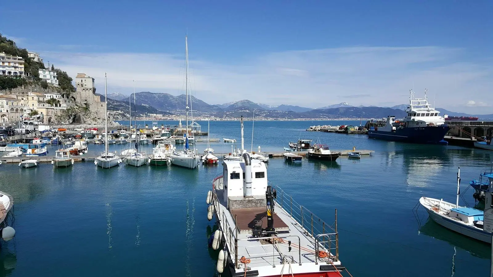 Il porto di Cetara con le barche