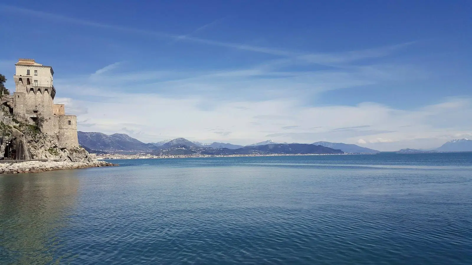 La torre vicereale di Cetara sul mare