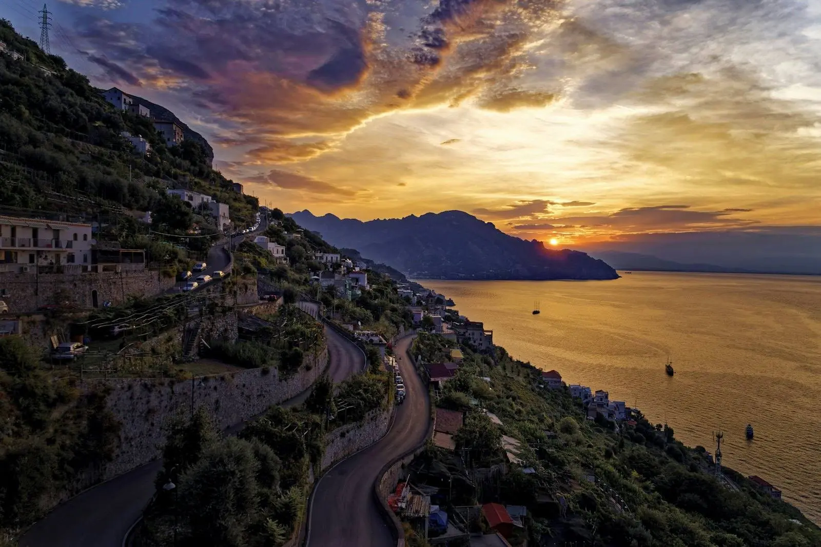 Conca dei Marini al tramonto, con la strada costiera