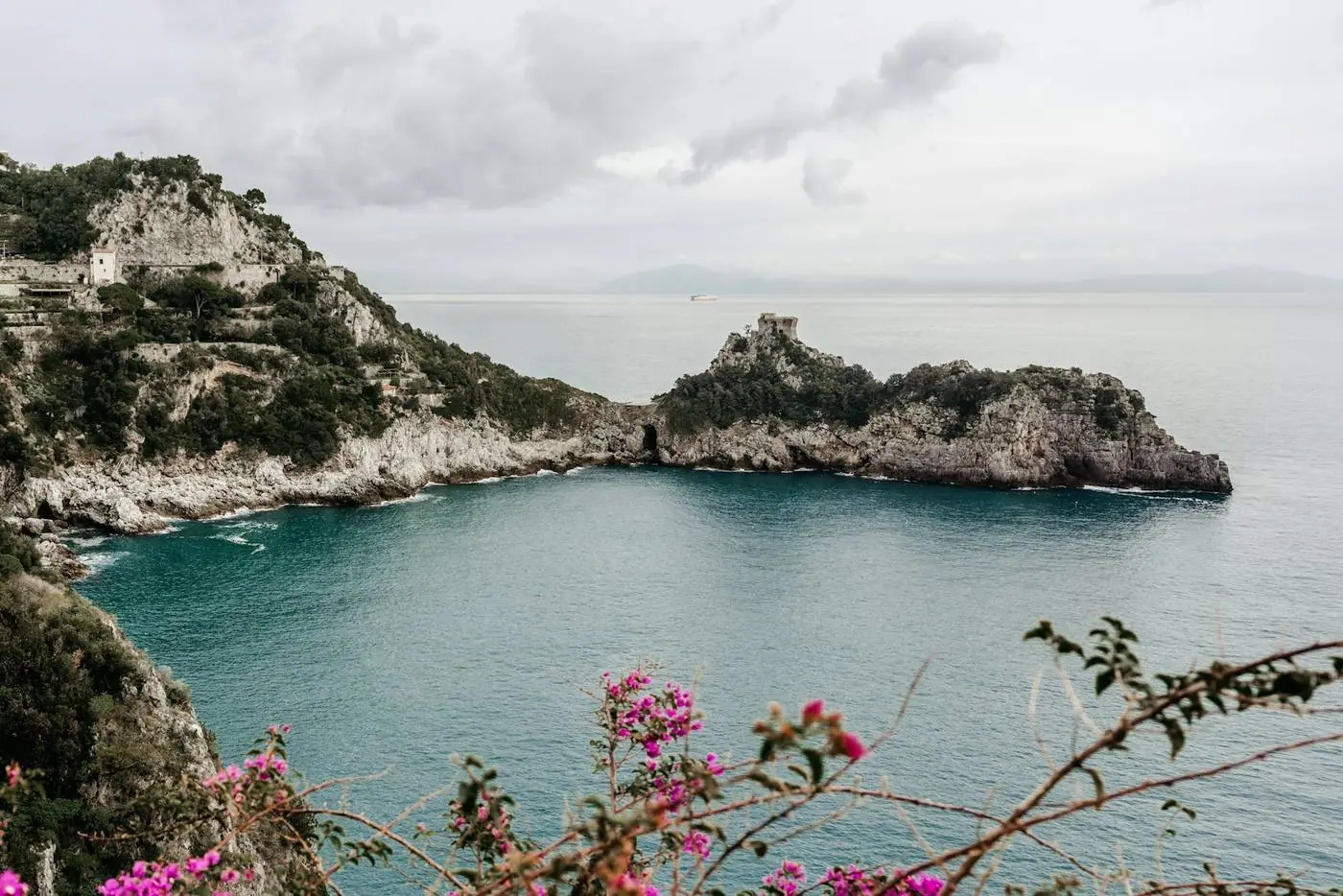 La strada statale Amalfitana a picco sul mare