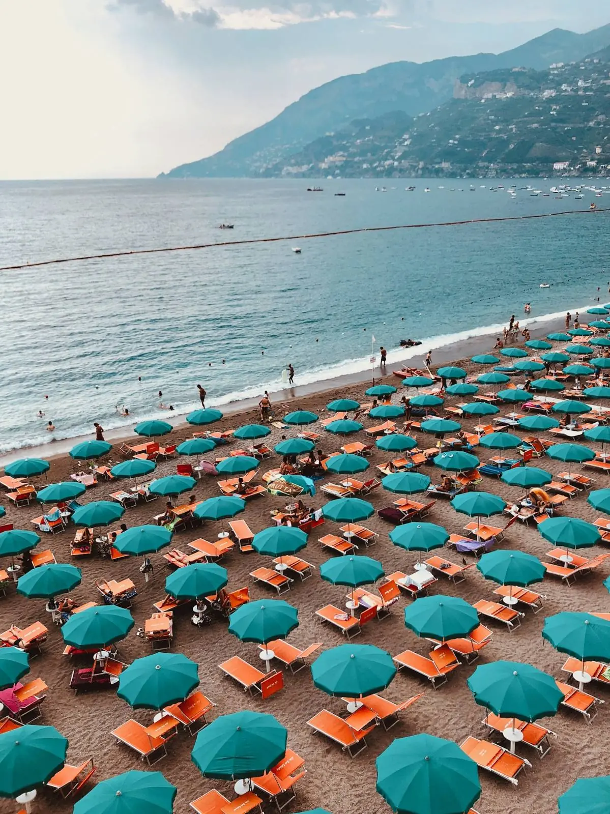 La spiaggia di Maiori con gli ombrelloni