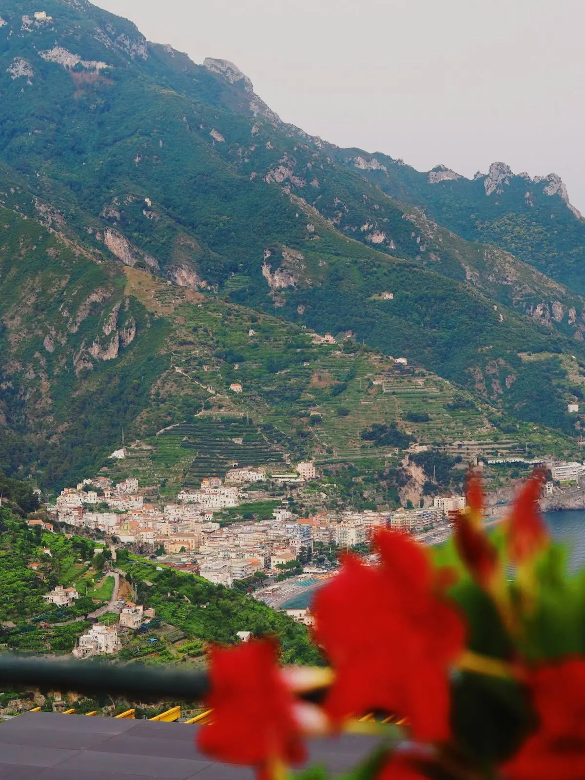 Il paese di Minori tra i fiori