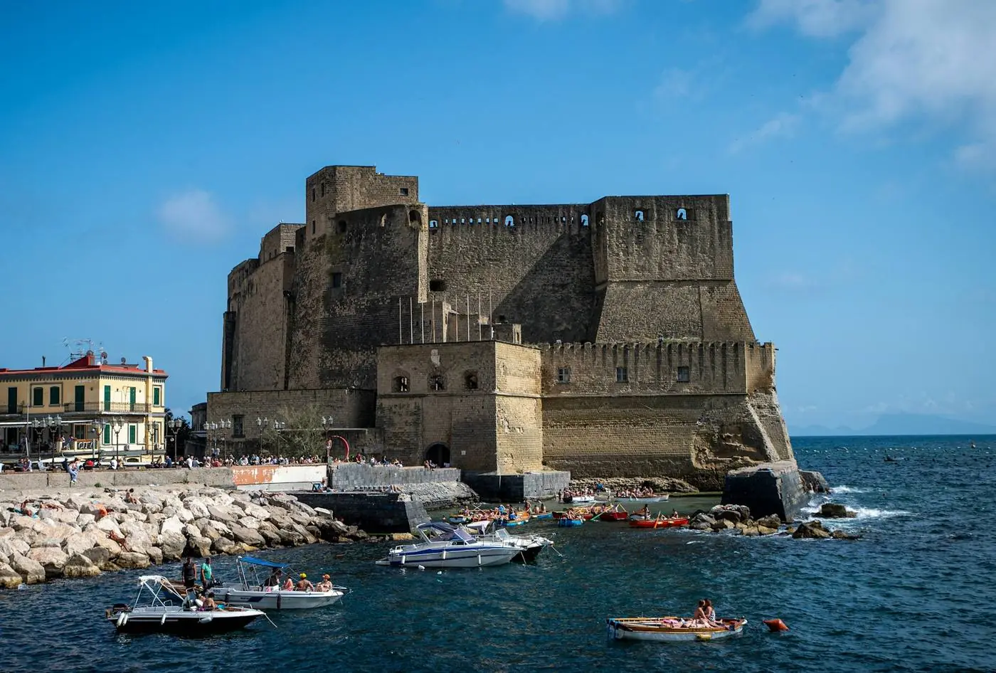 Castel dell’Ovo sul lungomare di Napoli