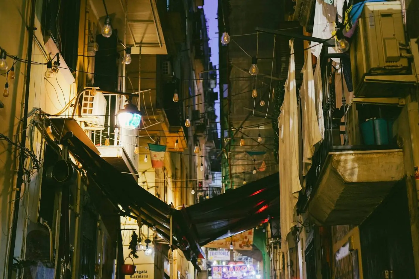 Un vicolo del centro storico di Napoli