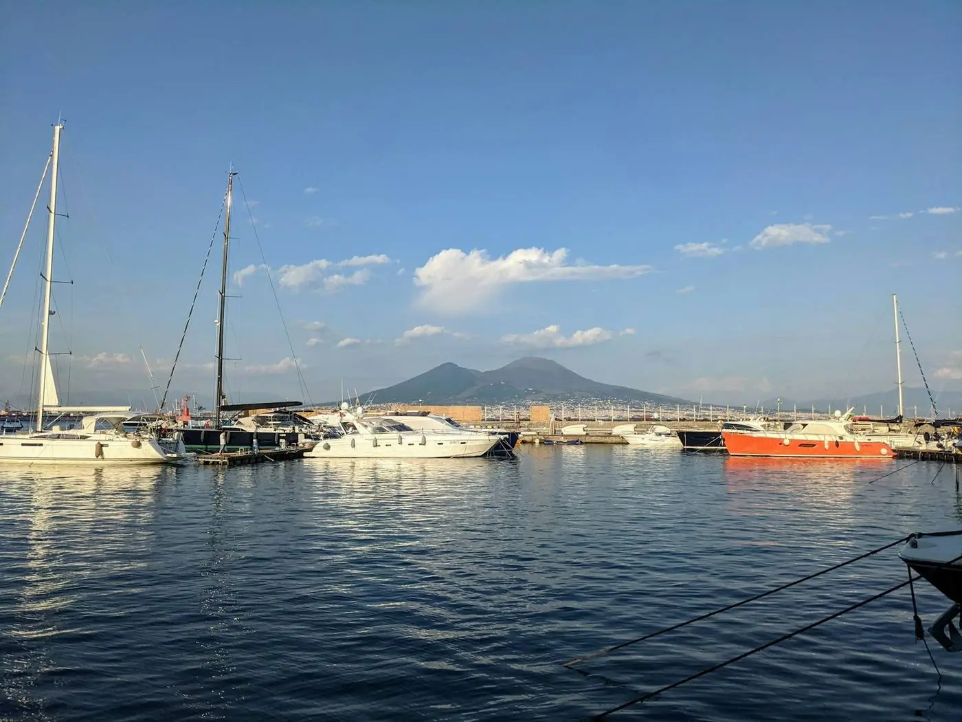 Il porto di Napoli con il Vesuvio