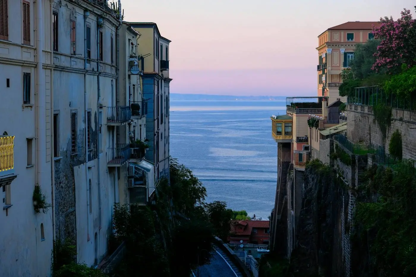 Case sulla scogliera di Sorrento al tramonto