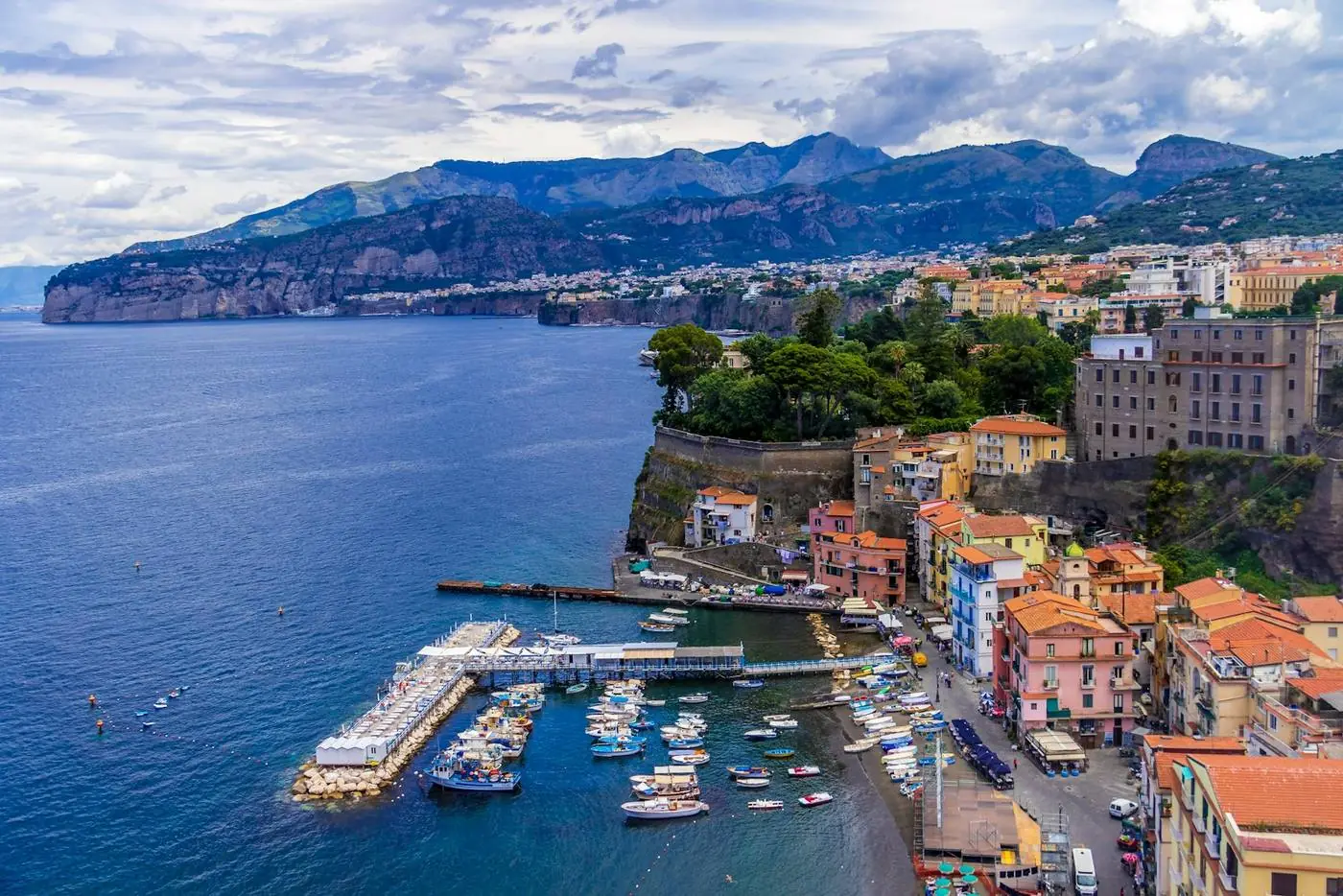 Sorrento e la Marina Piccola viste dall’alto