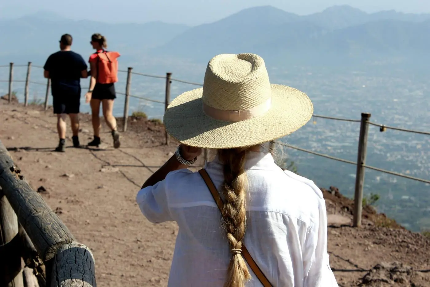 Escursionisti sul sentiero del Vesuvio