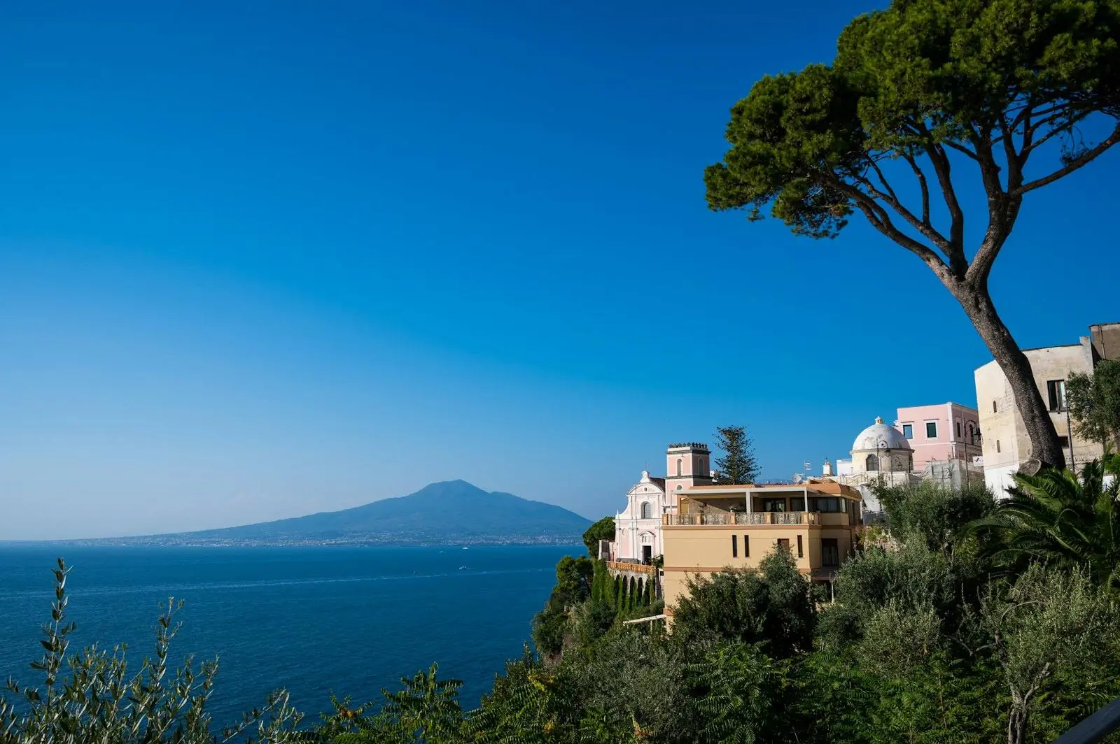Vico Equense e il golfo con il Vesuvio